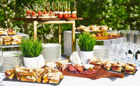 Wiosenno-letnie plenerowe przyjęcia z cateringiem – nasza specjalność