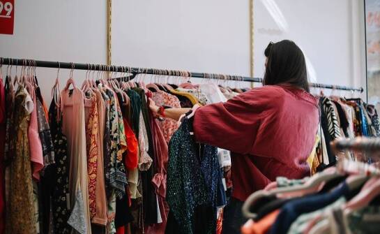 Jakie ubrania na specjalne okazje można znaleźć w sklepie z używaną odzieżą?