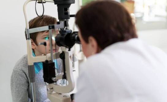 Czy badania dna oka wykonuje się u okulisty również u małych dzieci?