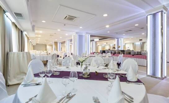 Jakie są najważniejsze techniczne aspekty sali bankietowej w hotelu?