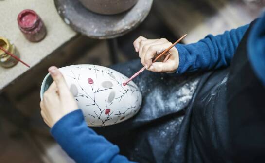 The impact of hand decoration on the aesthetics of ceramic vases