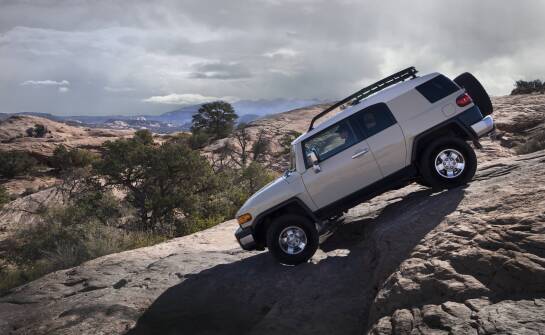 Wpływ zabudowy samochodów na efektywność transportu w terenie.