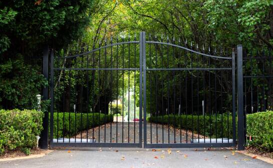 Sicherheit und Ästhetik – wie erfüllen polnische zweiflügelige Tore diese Funktionen?