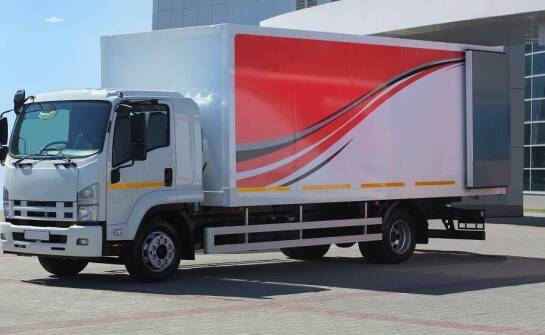 Całodobowa reklama: efektywność oklejania firmowych pojazdów