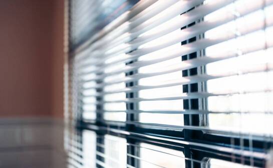 Haltbarkeit und Pflege – Worin unterscheiden sich Aluminiumjalousien von Holzjalousien?