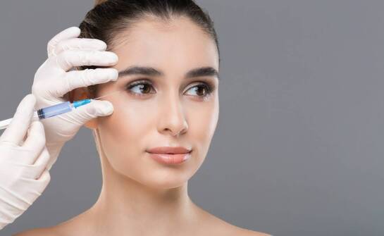 Wypełnianie zmarszczek kwasem hialuronowym – jakie są najczęstsze obawy u pacjentów?