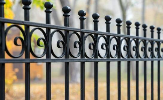 Wie werden polnische Zäune vor Korrosion geschützt?