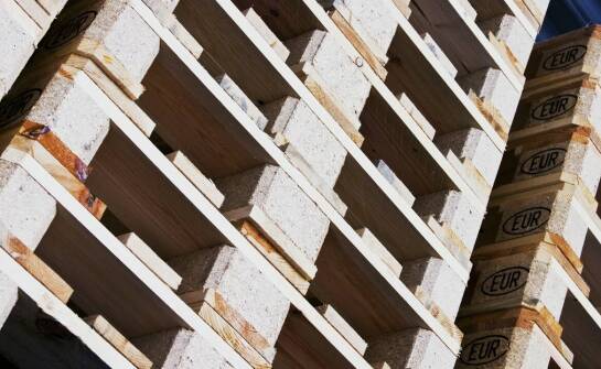 Wie kann eine Standardpalette die Transportsicherheit verbessern?