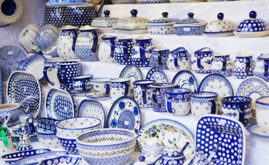 Wybór idealnego prezentu w sklepach z bolesławiecką ceramiką