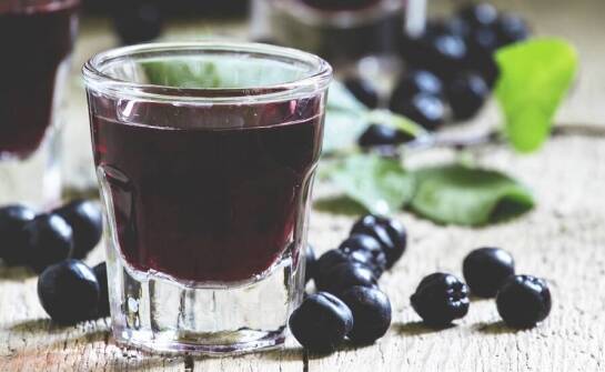 Jak owocowe nalewki mogą poprawić nastrój podczas zimowych wieczorów?