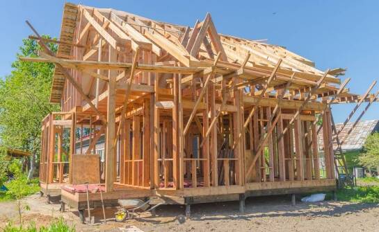 Proces budowy drewnianego domu 50m2 – od projektu do realizacji