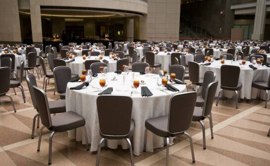 Organizacja firmowych bankietów – jak zadbać o każdy szczegół?