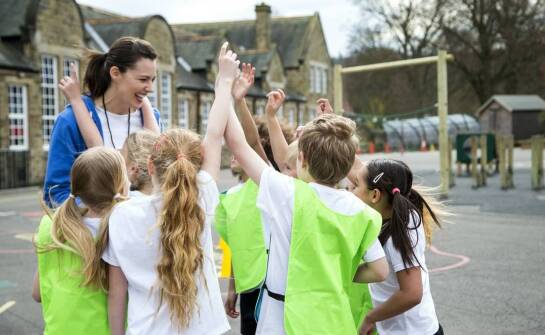 Jakie korzyści przynoszą dzieciom letnie językowe półkolonie w Warszawie?