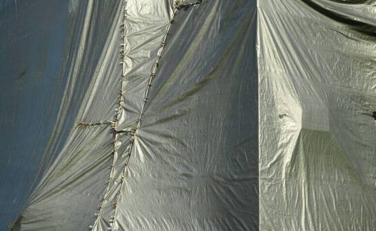 Jakie czynniki należy uwzględnić przy wyborze plandeki do altany na terenach górskich?