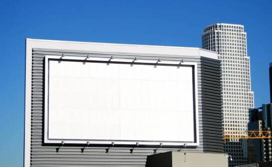 Kluczowe aspekty estetycznego projektowania tablic reklamowych