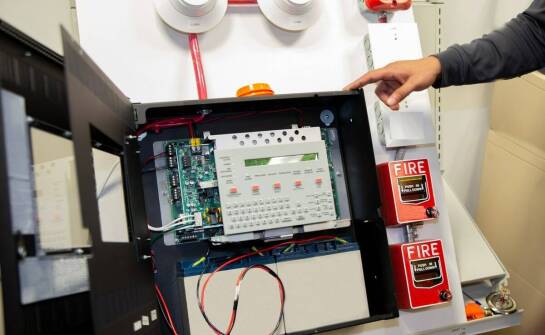 Jak integracja systemu sygnalizacji pożaru z innymi systemami bezpieczeństwa podnosi poziom ochrony?