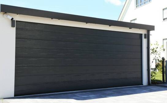 Jak technologia smart home wpływa na funkcjonalność drzwi na wymiar garażowych?