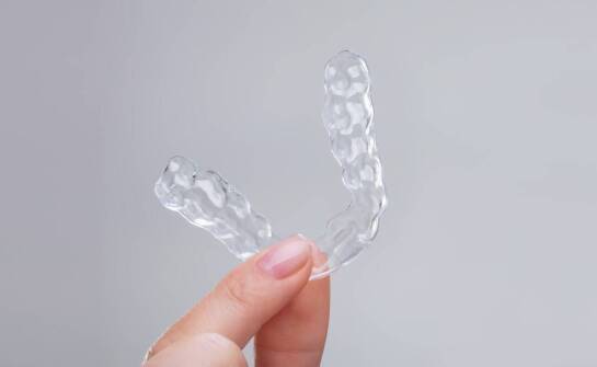 Nakładki Invisalign a higiena jamy ustnej – co warto wiedzieć