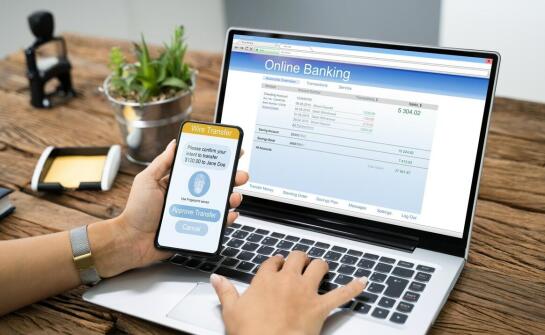 Jakie korzyści niesie ze sobą integracja ewidencji przychodów z online bankowością?