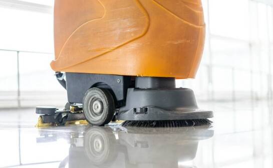 Jak maszynowe czyszczenie podłóg wpływa na trwałość i wygląd podłóg?