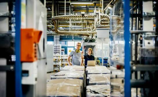 Jakie korzyści wynikają ze współpracy z producentem oferującym szybki czas realizacji zamówień?