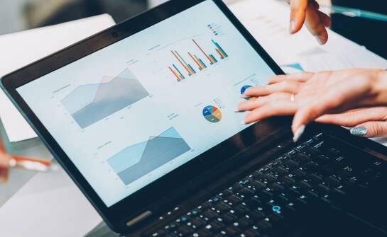 Jak efektywne generowanie raportów wspiera ewidencję przychodów w trybie online?