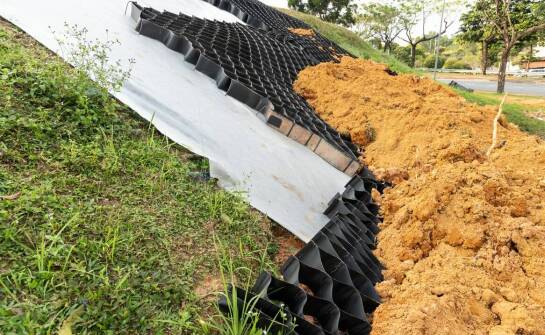 Jak umacnianie skarp wpływa na długoterminową stabilność terenu?