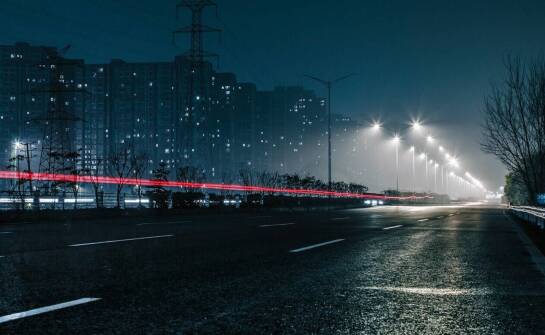Zastosowanie betonowych żerdzi w oświetleniu autostrad i ulic