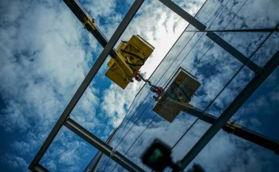 Worin besteht die Fenstermontage in Aluminium-Glas-Fassaden?