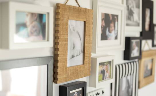 Zalety drewnianych ram w oprawie obrazów – klasyka w nowoczesnym wydaniu