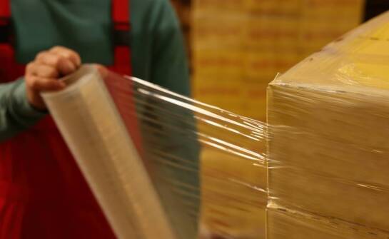 Porównanie rodzajów ręcznej folii stretch: którą wybrać do swojego biznesu?