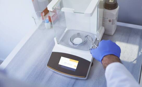 Precyzja pomiarów w laboratoriach badawczych a wagi laboratoryjne