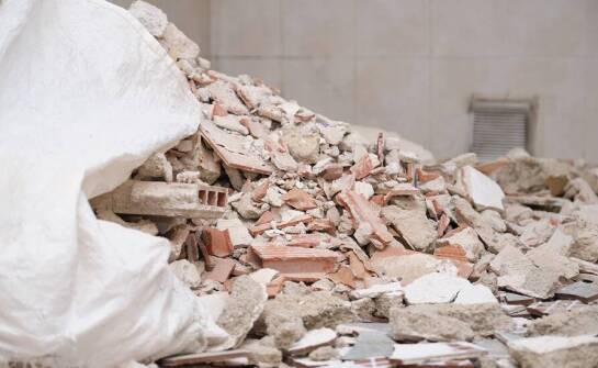 Jak sprawnie pozbyć się odpadów po remoncie domu lub mieszkania?