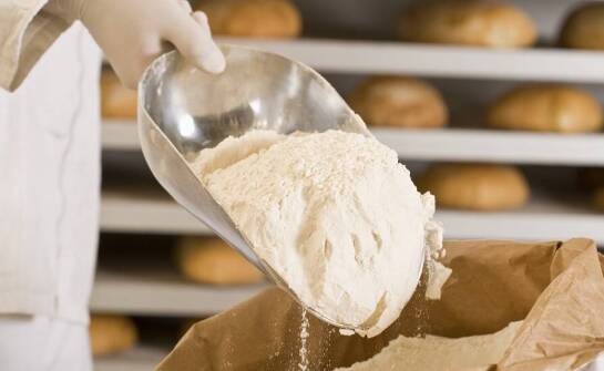 Jak zaprojektować bezpieczny system do magazynowania sypkich surowców w piekarni?