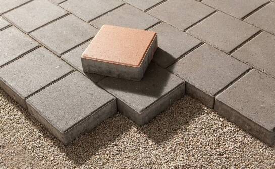 Jak wybrać trwałą brukową kostkę do aranżacji podwórka i alejek?
