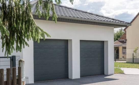Jakie aspekty należy uwzględnić przy wyborze tynkowanego garażu blaszanego?