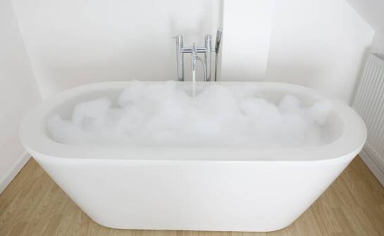 Vorteile von kompakten Lösungen mit einer kleinen freistehenden Badewanne als Hauptdarstellerin