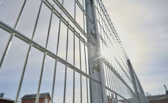 Stahlzäune und Korrosionsschutz – Feuerverzinkung oder Pulverbeschichtung?