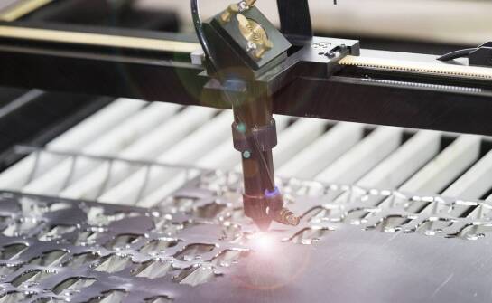 Wykorzystanie technologii grawerowania w produkcji gadżetów z firmowym logo