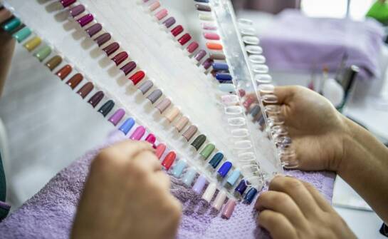 Jak hurtownie hybrydowych lakierów wspierają profesjonalistów w branży beauty?