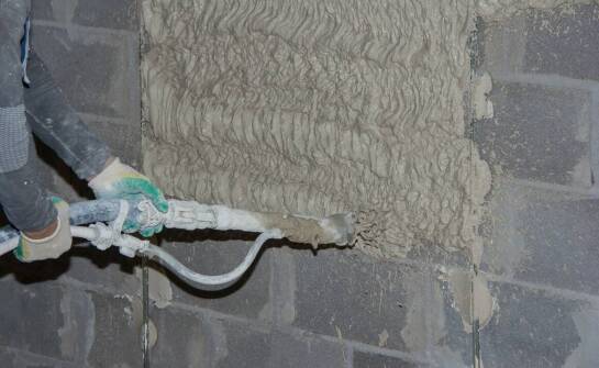 Tynki agregatem: kluczowe techniczne aspekty i praktyczne zastosowania