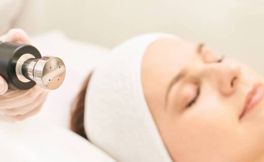 Zalety mikroigłowej mezoterapii w walce z oznakami starzenia się skóry