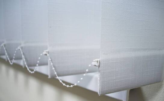 Sterowanie łańcuszkowe rolet rzymskich w kuchni – zalety i wady