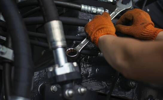 Naprawa tłoczysk w hydraulicznych siłownikach – co warto wiedzieć?