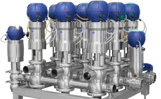 Jakie funkcje pełnią dozujące pompy w bezciśnieniowych zbiornikach?