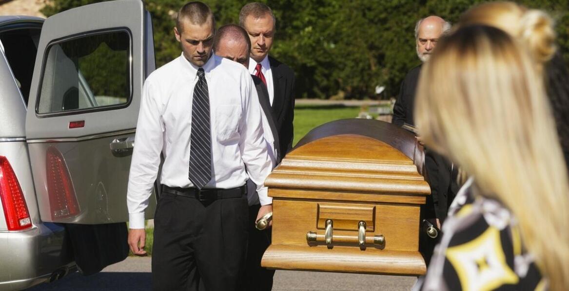 Czym charakteryzuje się bezpieczny i godny transport zmarłych?