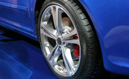 Jakie są zalety personalizacji felg dla Twojego samochodu Ford?