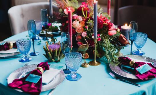 Znaczenie kolorowych obrusów w tworzeniu przytulnej domowej atmosfery