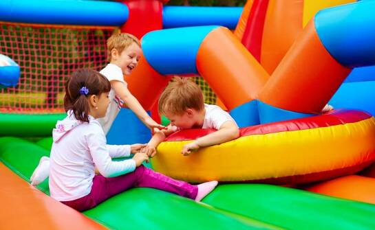 Jak dmuchańce w miejscach publicznych mogą wspierać rozwój fizyczny dzieci?