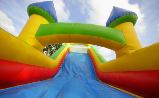 Jakie czynniki wpływają na wybór dmuchanej zjeżdżalni do galerii handlowej?